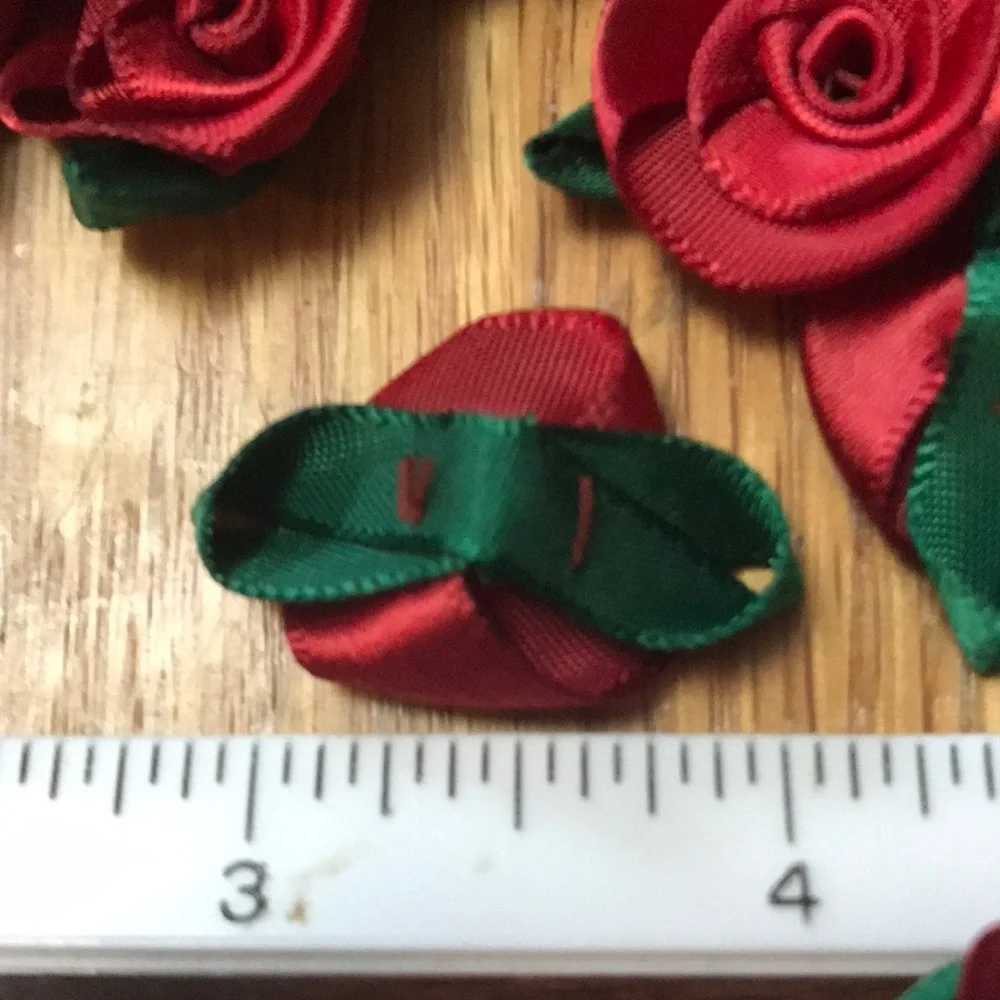 100 deep red ribbon roses New and unused - Picture 3 of 5